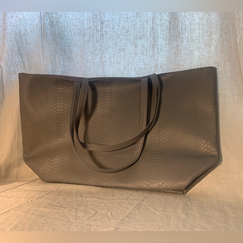 BLOOMINGDALE’S Gray Snake Print Tote Bag 🤍✨